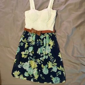Host Pick 🎉 Summery Floral Dress with belt